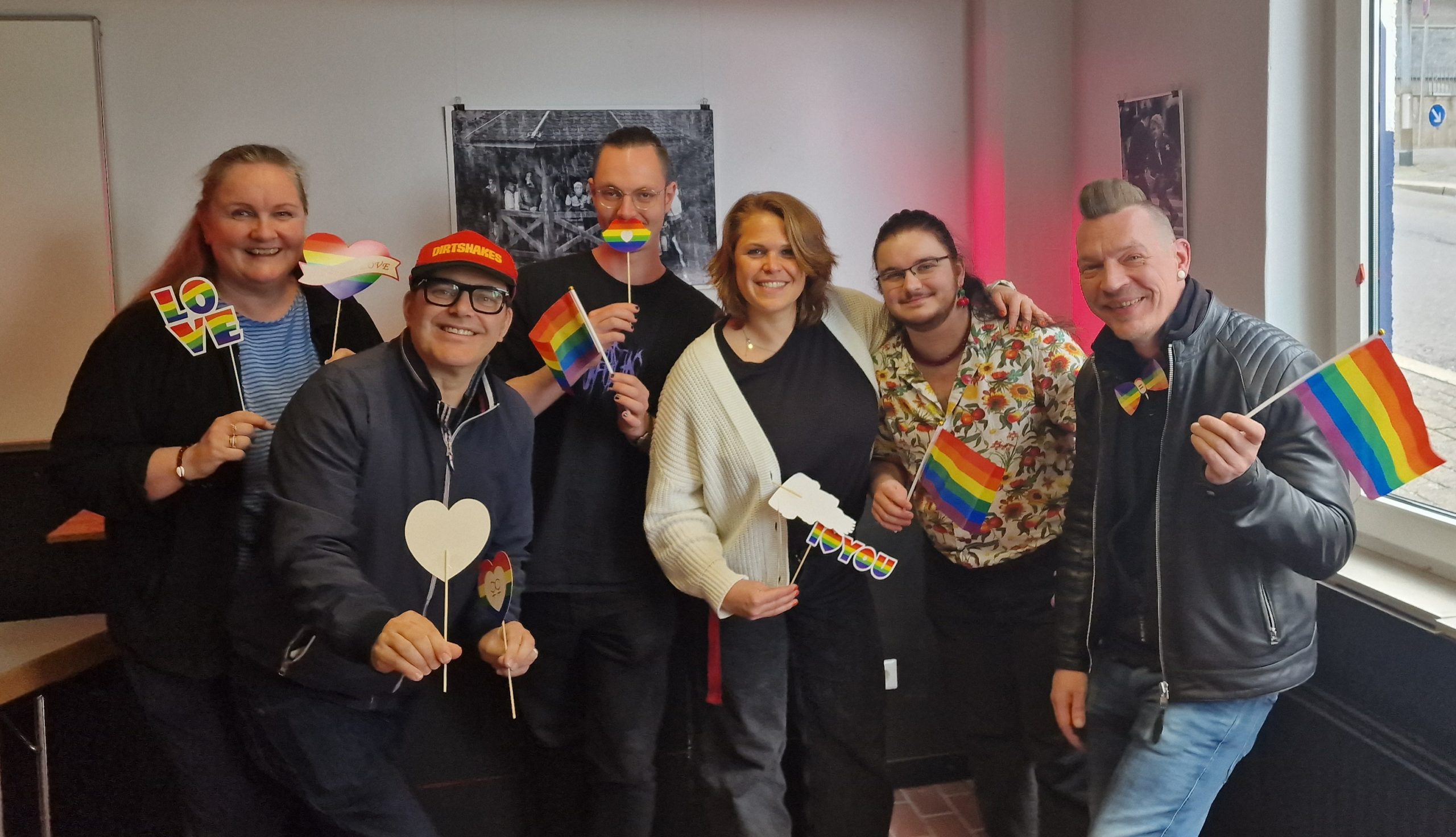 Schon während der Orga ist es regenbogenbunt. Foto: CSD Remscheid